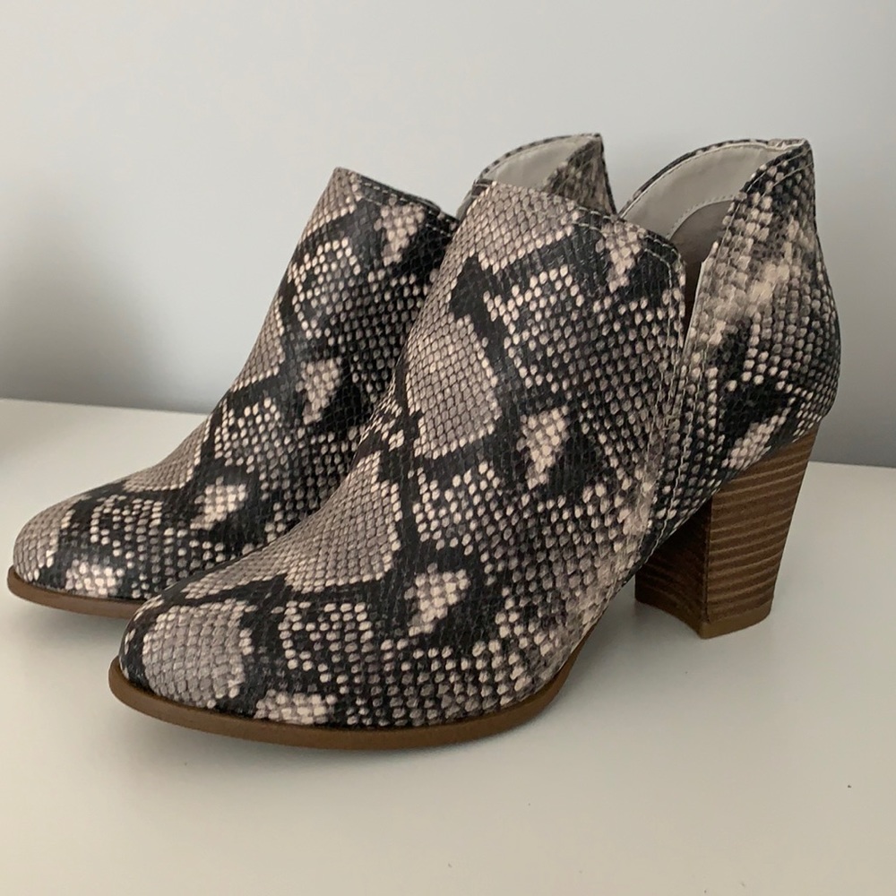 NWT Snake-print boots